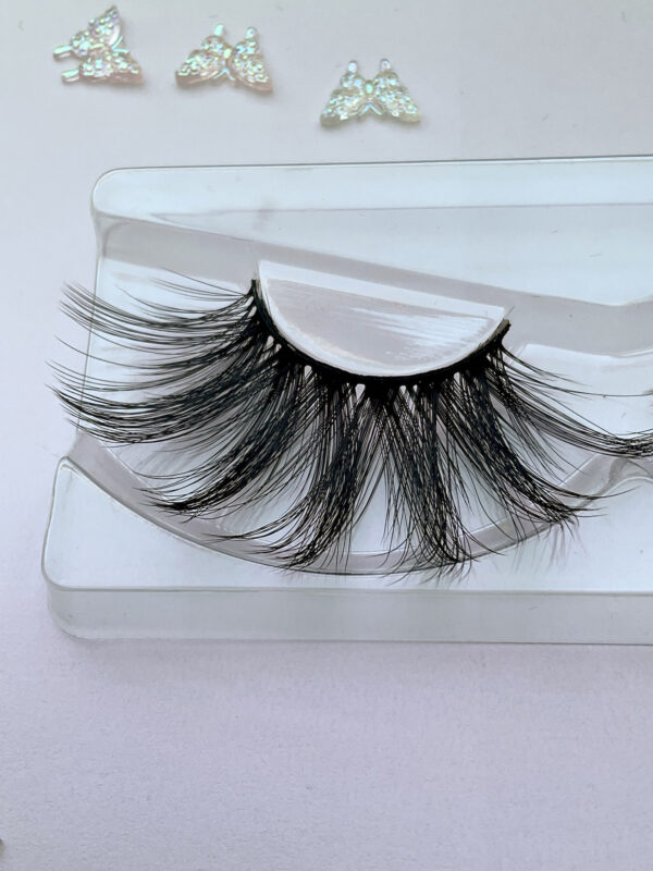 Cynthia Black Jumbo False Lashes 25mm - Image 3