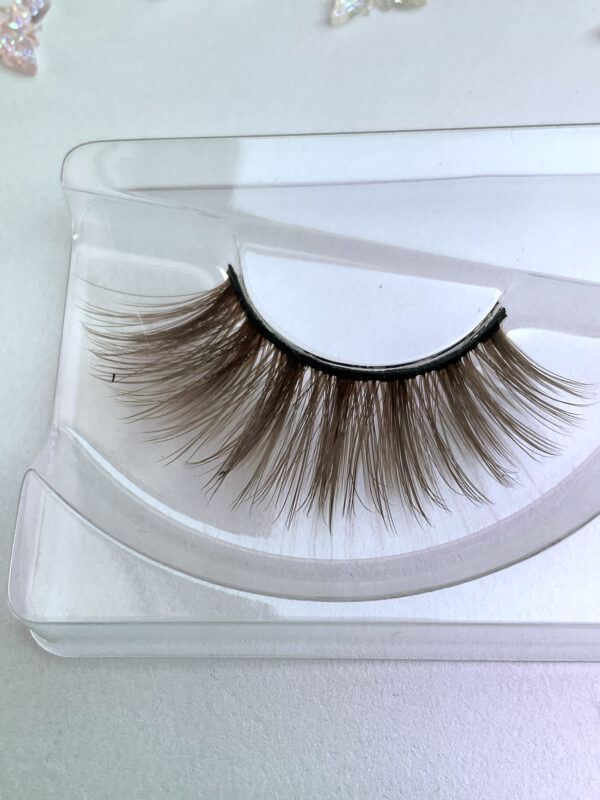 Wendy Brown Brown False Lashes - Image 4