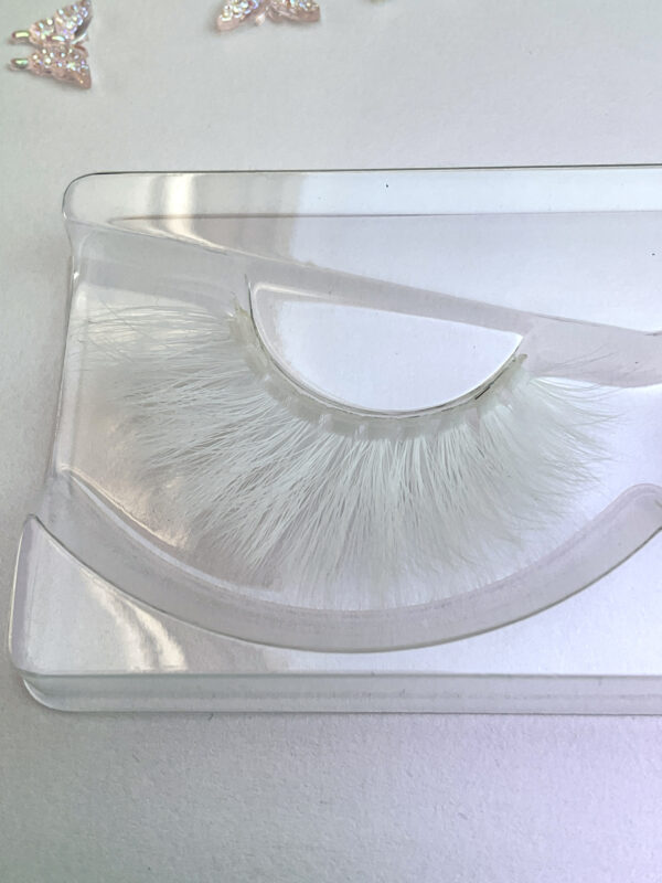 Wynter White False Lashes Eyelashes - Image 4