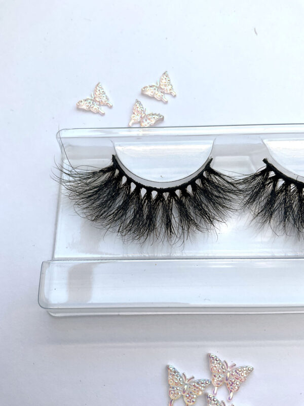 Uhura Black and White 20-25mm False Lashes - Image 3