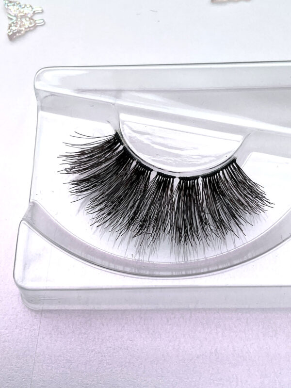 Femme Vegan False Lashes - Image 3